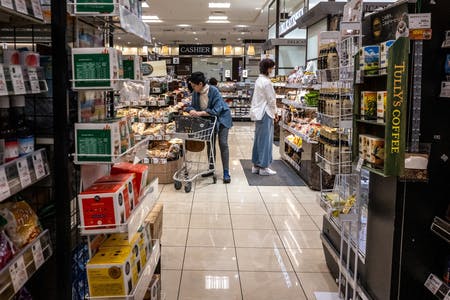 スーパーで買い物する人たち