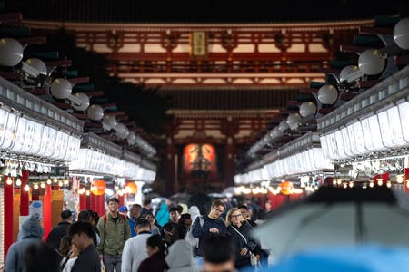 浅草を歩く外国人観光客ら