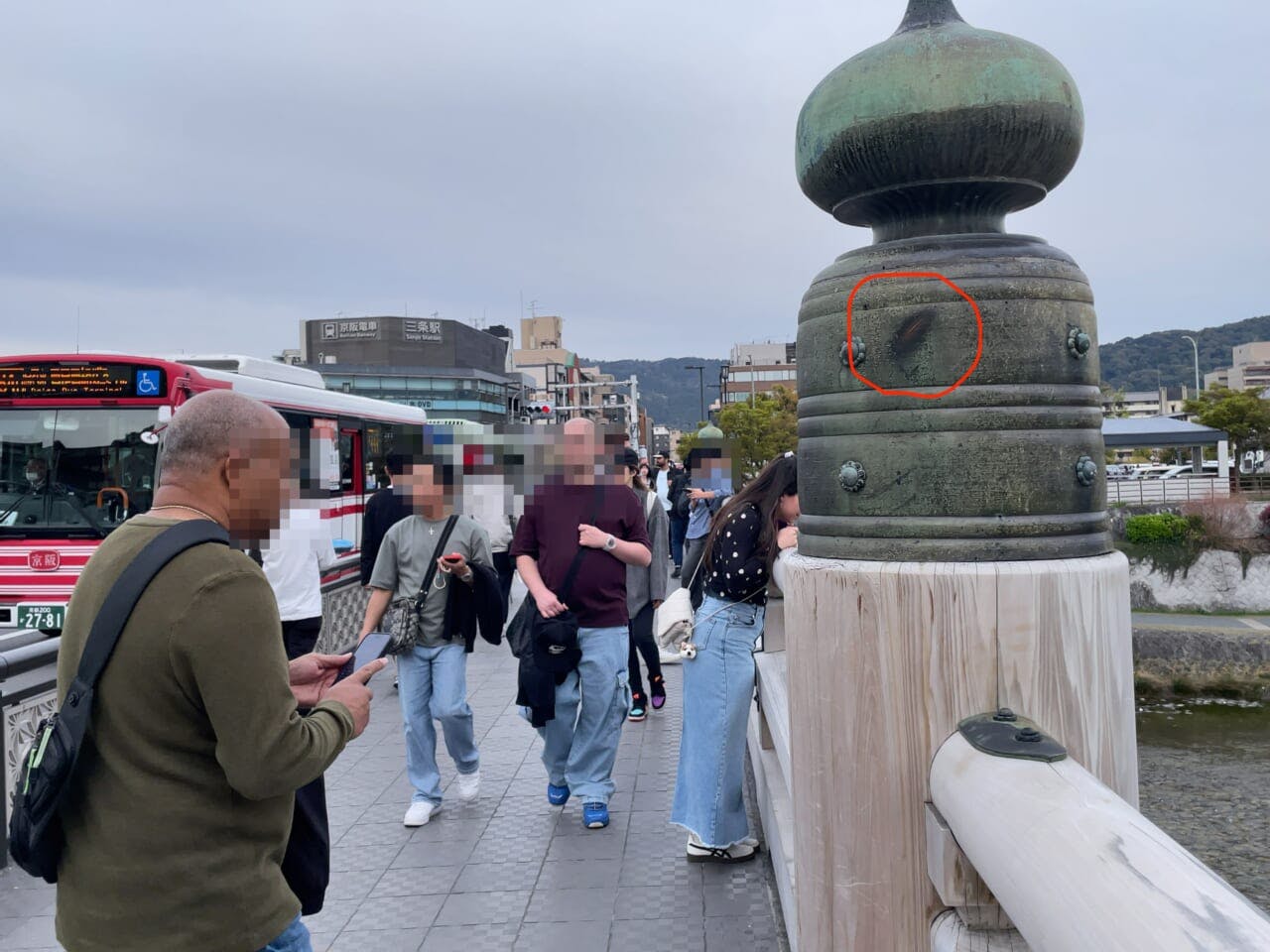 橋の擬宝珠に残る刀傷