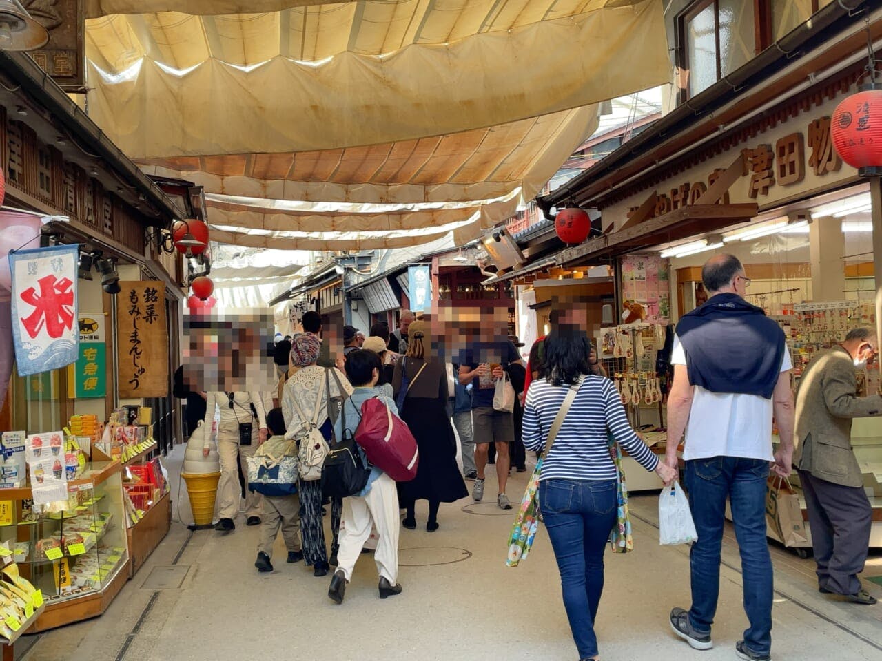観光客でにぎわっている