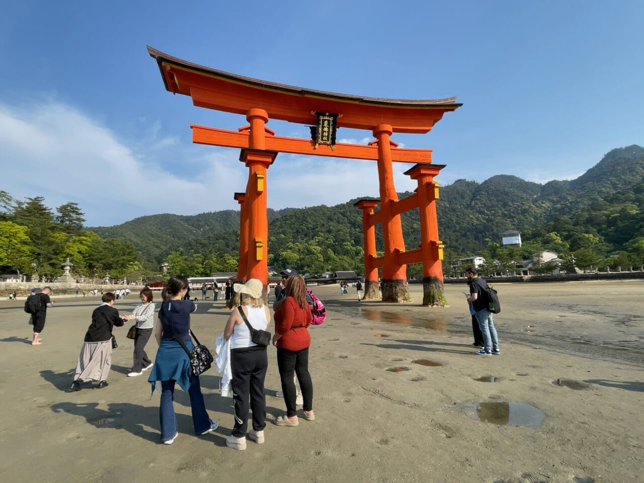 ちょうど引き潮の時間帯で大鳥居まで近寄ることができた