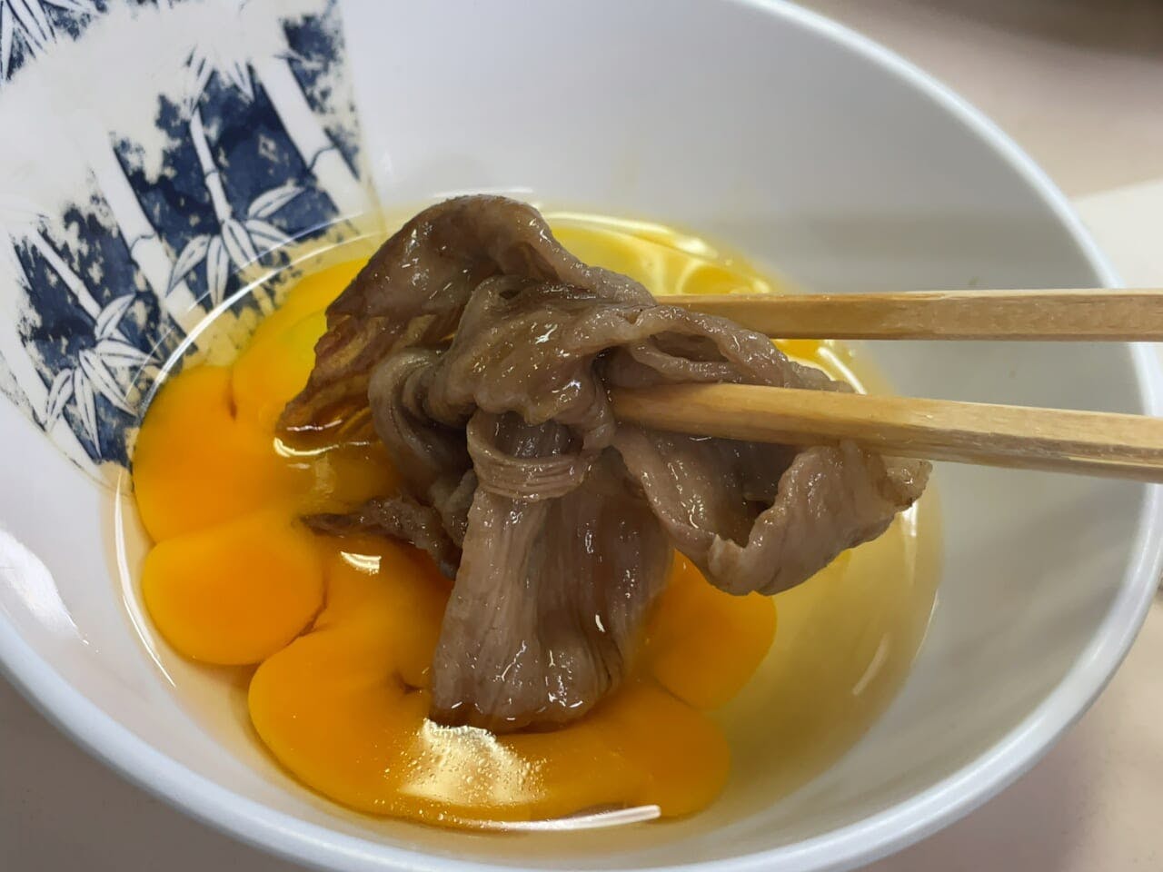 牛肉を溶き卵につけ食べる。最高だ