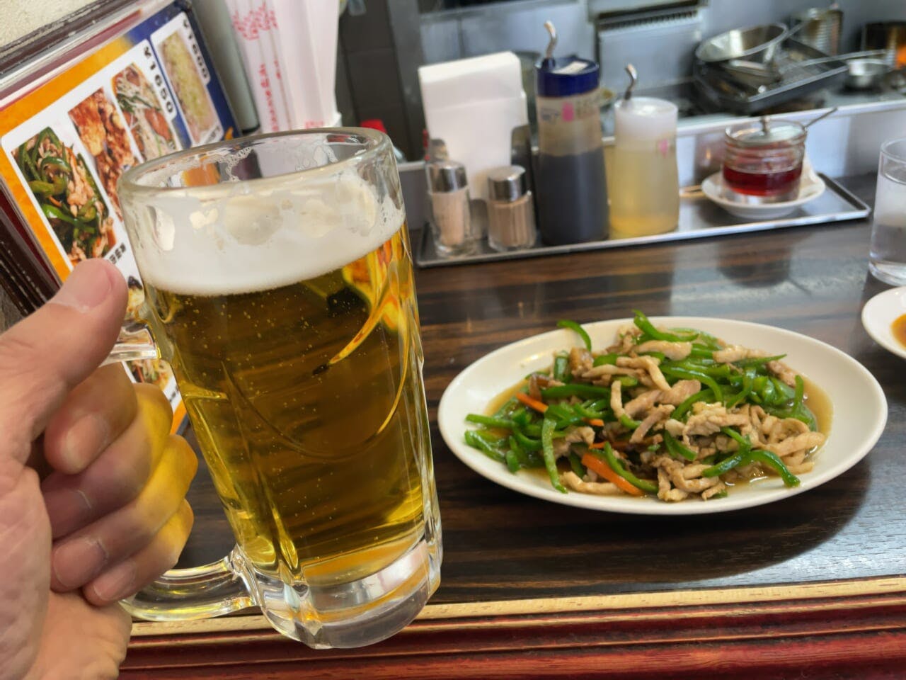 ビールを流し込む。ぷはー！続けて青椒肉絲