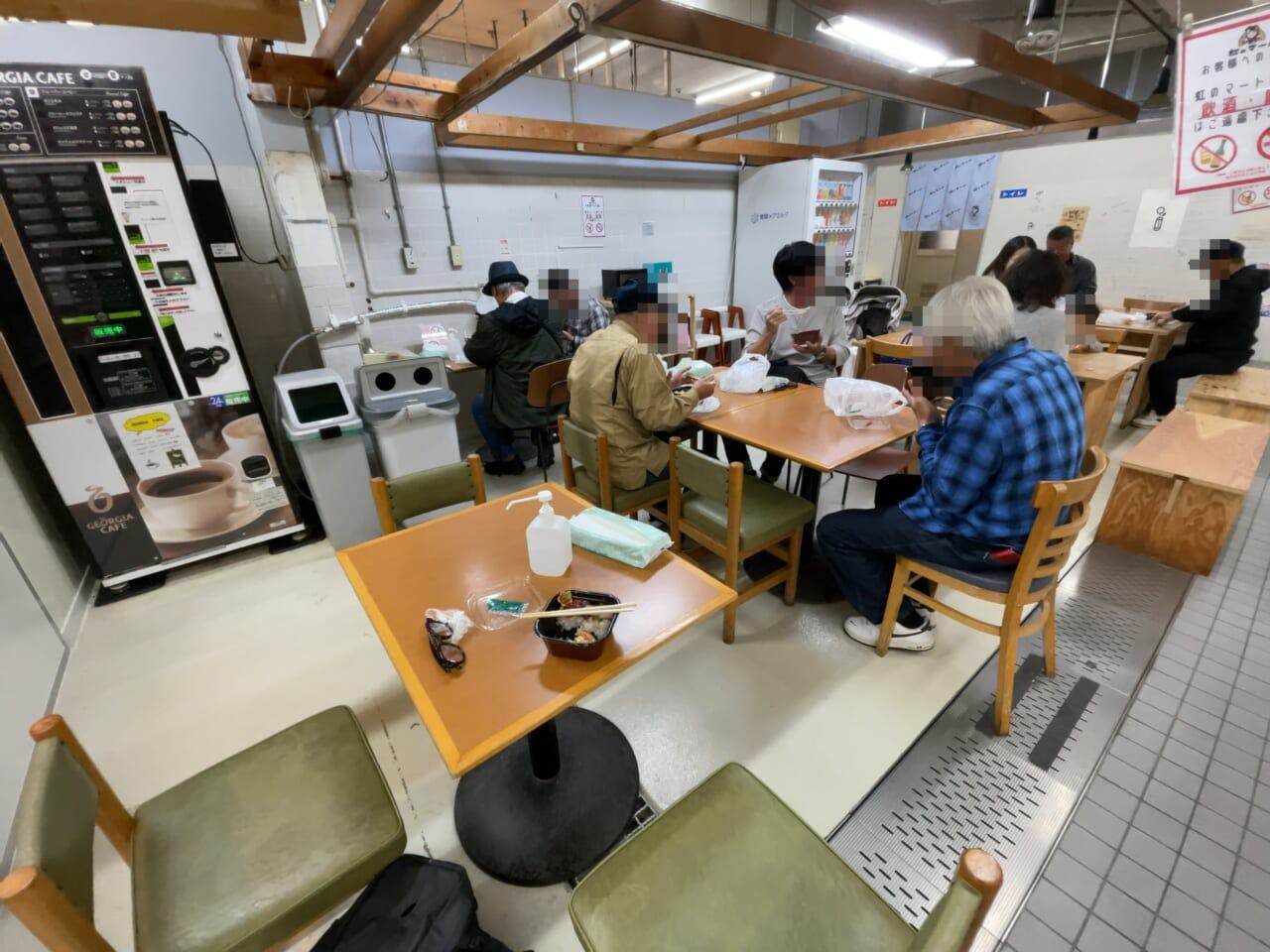 無料の休憩スペースで食事をすることができる