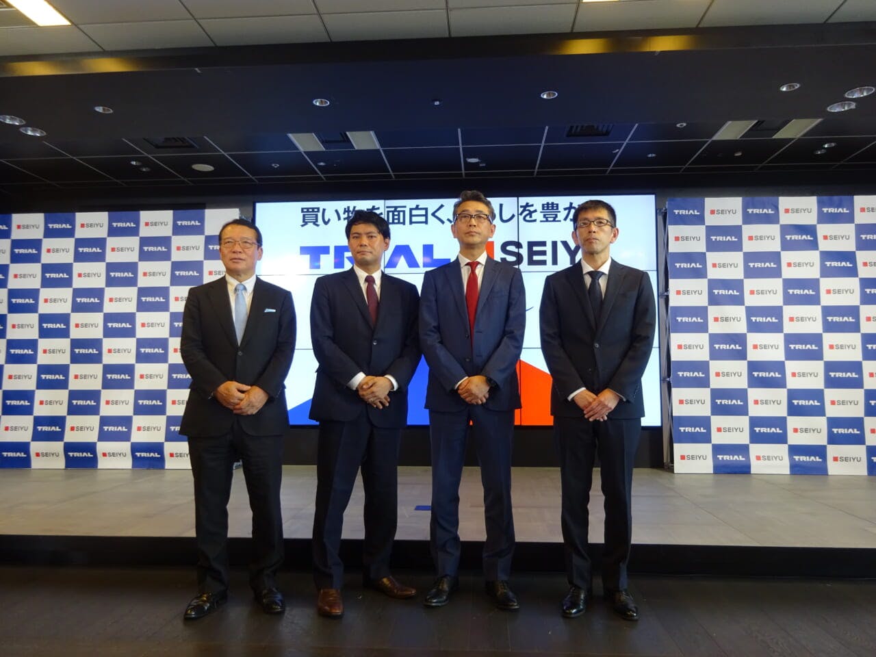 左から西友の取締役副会長に就任した西友の大久保恒夫前社長、同社取締役会長に就任したトライアルの永田洋幸社長、同社新社長に就任したトライアルカンパニー会長の楢⽊野仁司氏、同社執行役員経営企画本部長武田正樹氏。