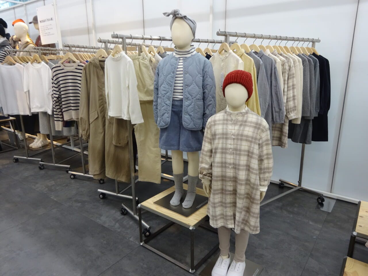子供服はこれまでユニセックスが多かったが、今シーズンは女子向け衣料を拡充。トータルコーディネートできるようにしている。