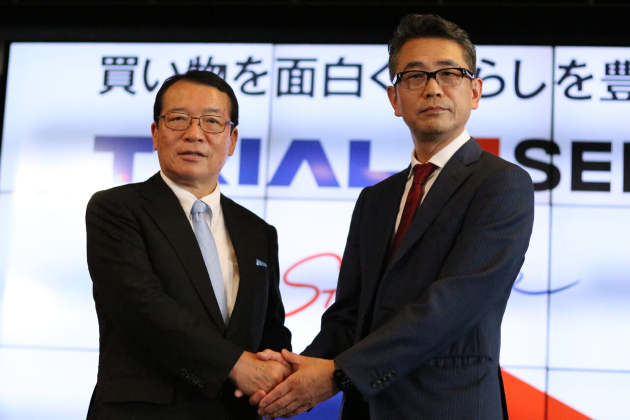 ⻄友の新社長には、トライアルカンパニー会長の楢⽊野仁司氏（写真右）が就任。取締役副会長には西友の大久保恒夫前社長（同左）がそれぞれ就いた。