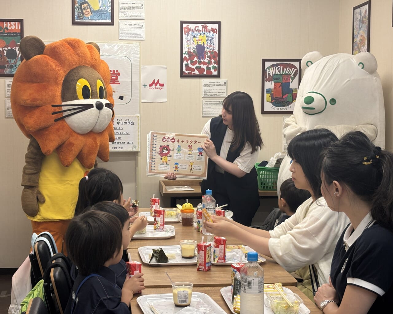 森永乳業による紙芝居の様子