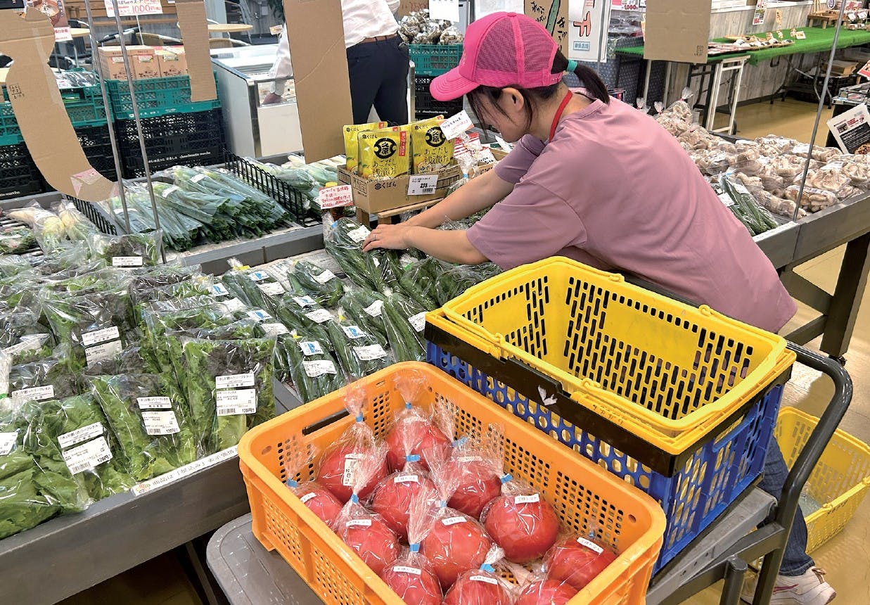 農家が持ち込んだ商品を並べる