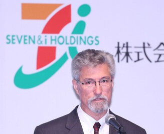 記者会見するセブン＆アイ・ホールディングスのスティーブン・ヘイズ・デイカス社長