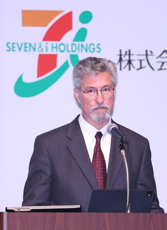 記者会見するセブン＆アイ・ホールディングスのスティーブン・ヘイズ・デイカス社長