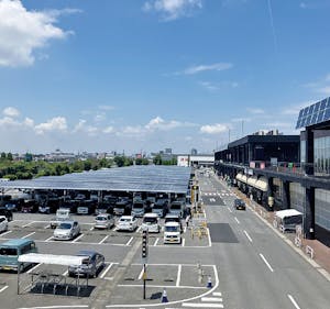 ジョイフル本田 千葉ニュータウン店に導入したソーラーカーポート