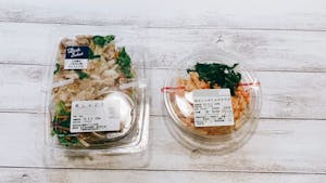 「明太シャキシャキサラダ」(299円)と、「彩り野菜の韓国風ナムルサラダ」(499円)