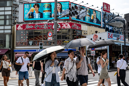築地場外市場周辺を歩く人