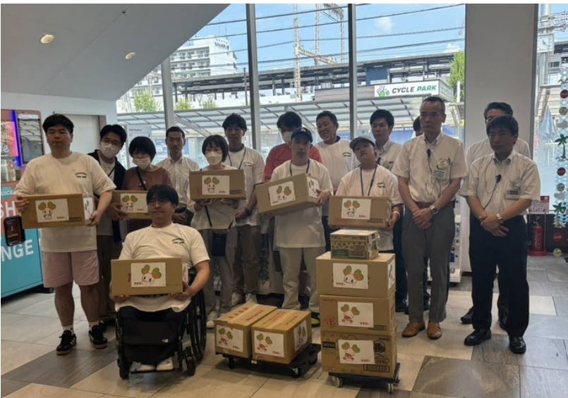 ライフ八戸ノ里店　フードバンク寄贈の様子