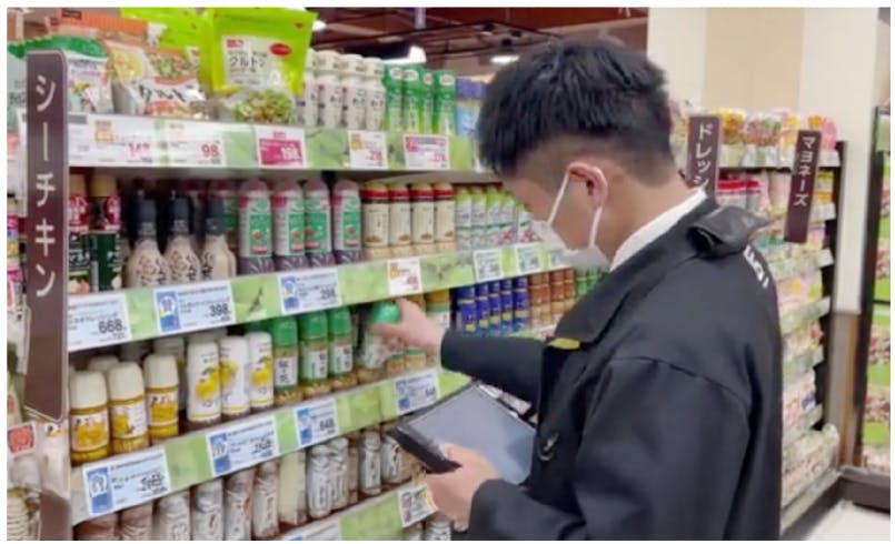 sinops-Dcontによる調味期限チェックの様子