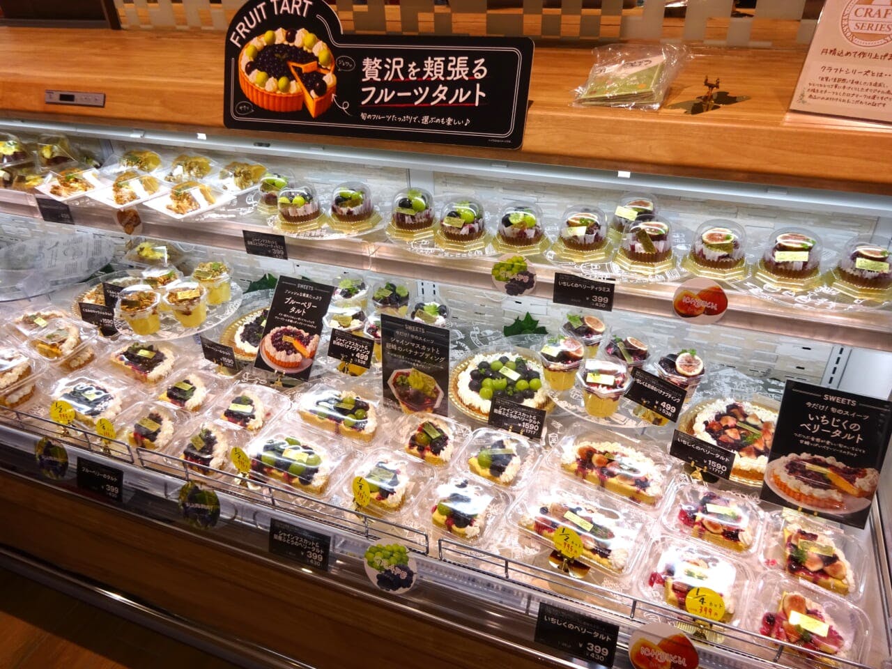 スイーツは店内製造で、果実を贅沢に使用した商品を販売する