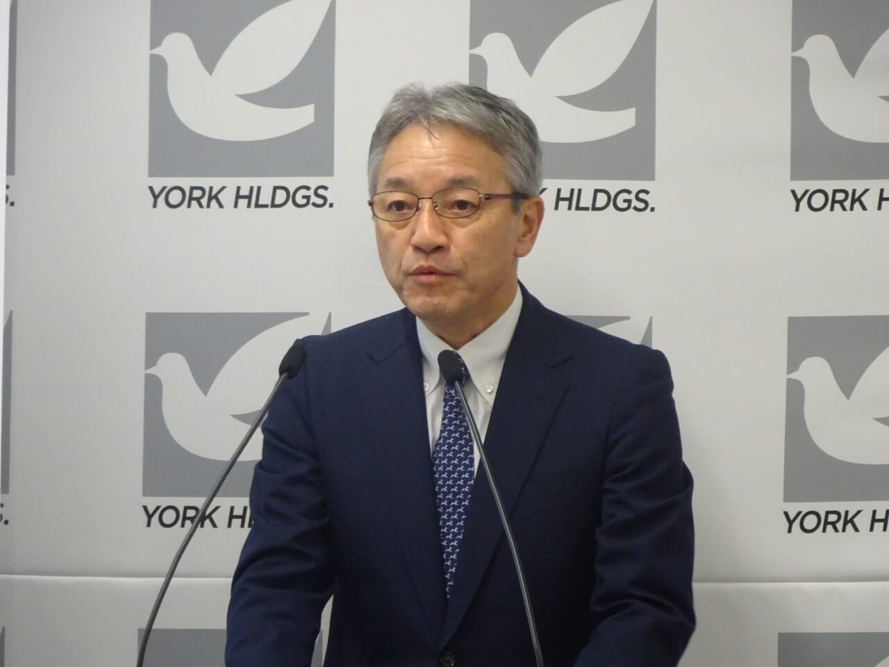 戦略説明会に臨むヨークHDの石橋誠一郎社長