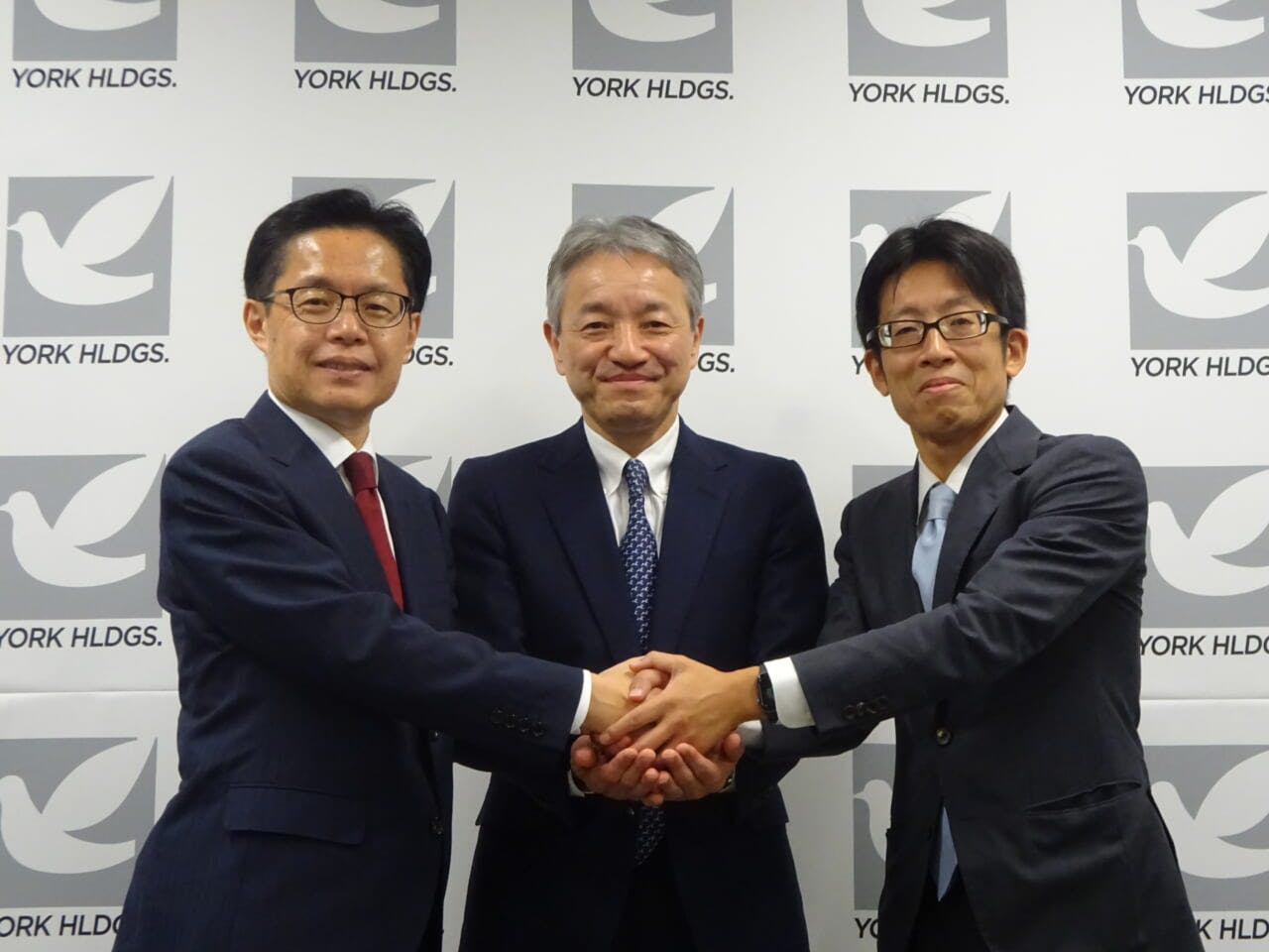 イトーヨーカ堂の山本哲也社長（左）、ヨークHDの石橋誠一郎社長（中央）、ベインキャピタル・ジャパンの西直史氏（右）