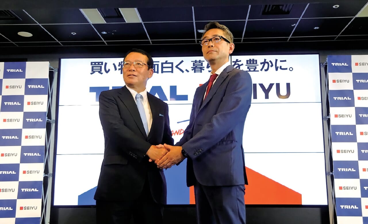 左から西友元社長の大久保恒夫氏、西友現社長の楢木野仁司氏