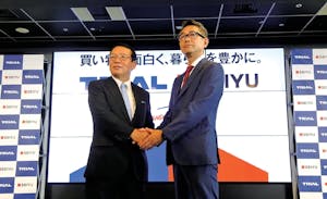 左から西友元社長の大久保恒夫氏、西友現社長の楢木野仁司氏