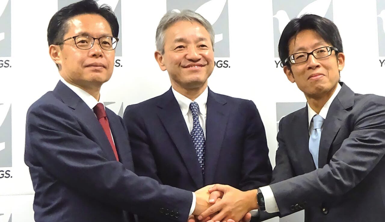 イトーヨーカ堂の山本哲也社長（左）、ヨークHDの石橋誠一郎社長（中央）、ベインキャピタル・ジャパンの西直史氏（右）