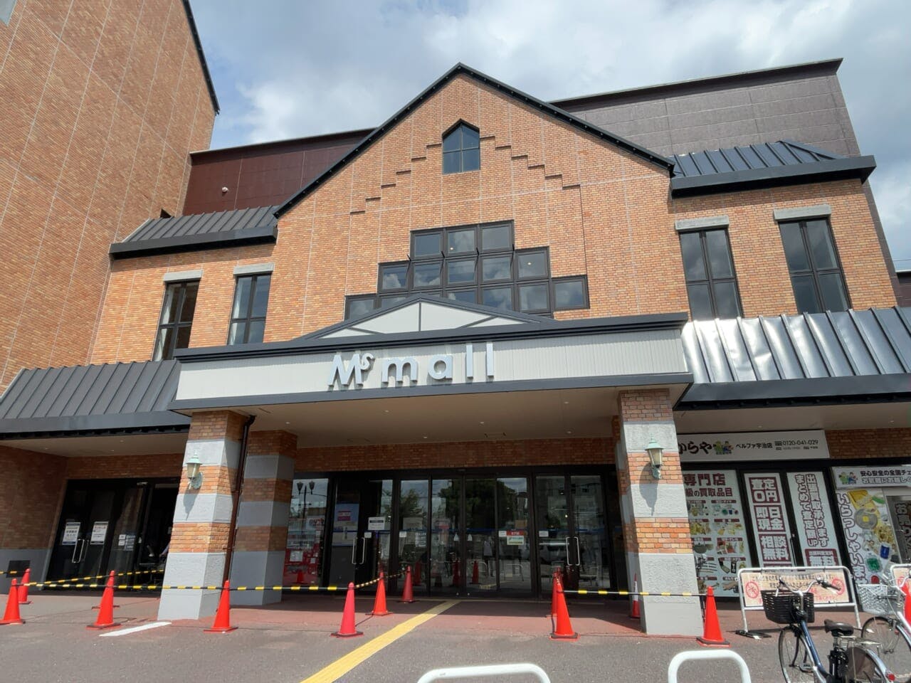 多くのテナントが抜け、今はロピアだけが盛況な状態の商業施設「エムズモール」