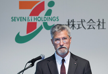 セブン＆アイ・ホールディングスの決算会見で説明するスティーブン・ヘイズ・デイカス社長