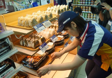 店内調理品の販売再開を受け、ミニストップの店頭に並べられたおにぎりや総菜