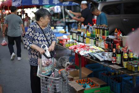 中国　市場で買い物をする女性