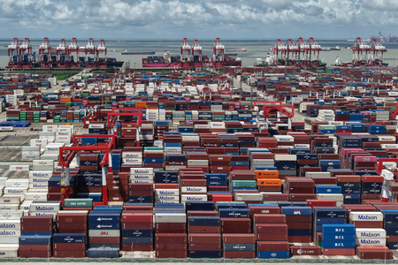 中国・上海の港で積み上げられたコンテナ
