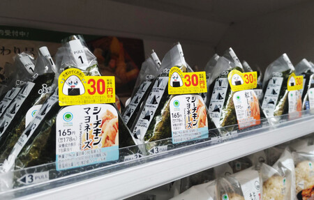 ファミリーマートが食品ロス対策で全国導入している「涙目」のイラストを添えた値引きシール