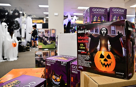 アメリカの小売店、店頭に並んだハロウィーン用品