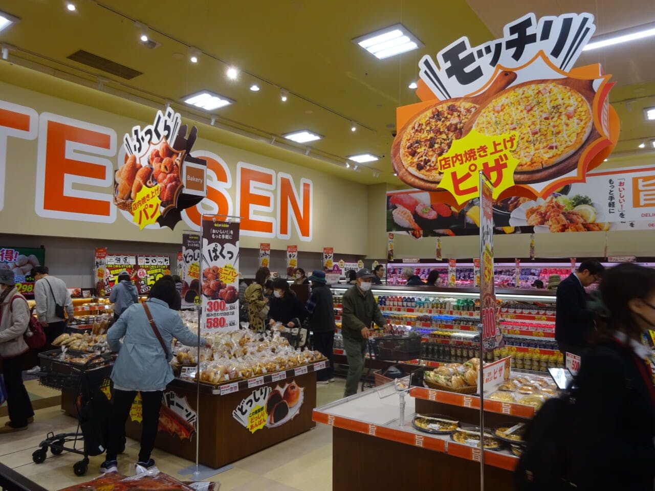 カテゴリーごとにインパクトのある大きなPOPを垂らしている