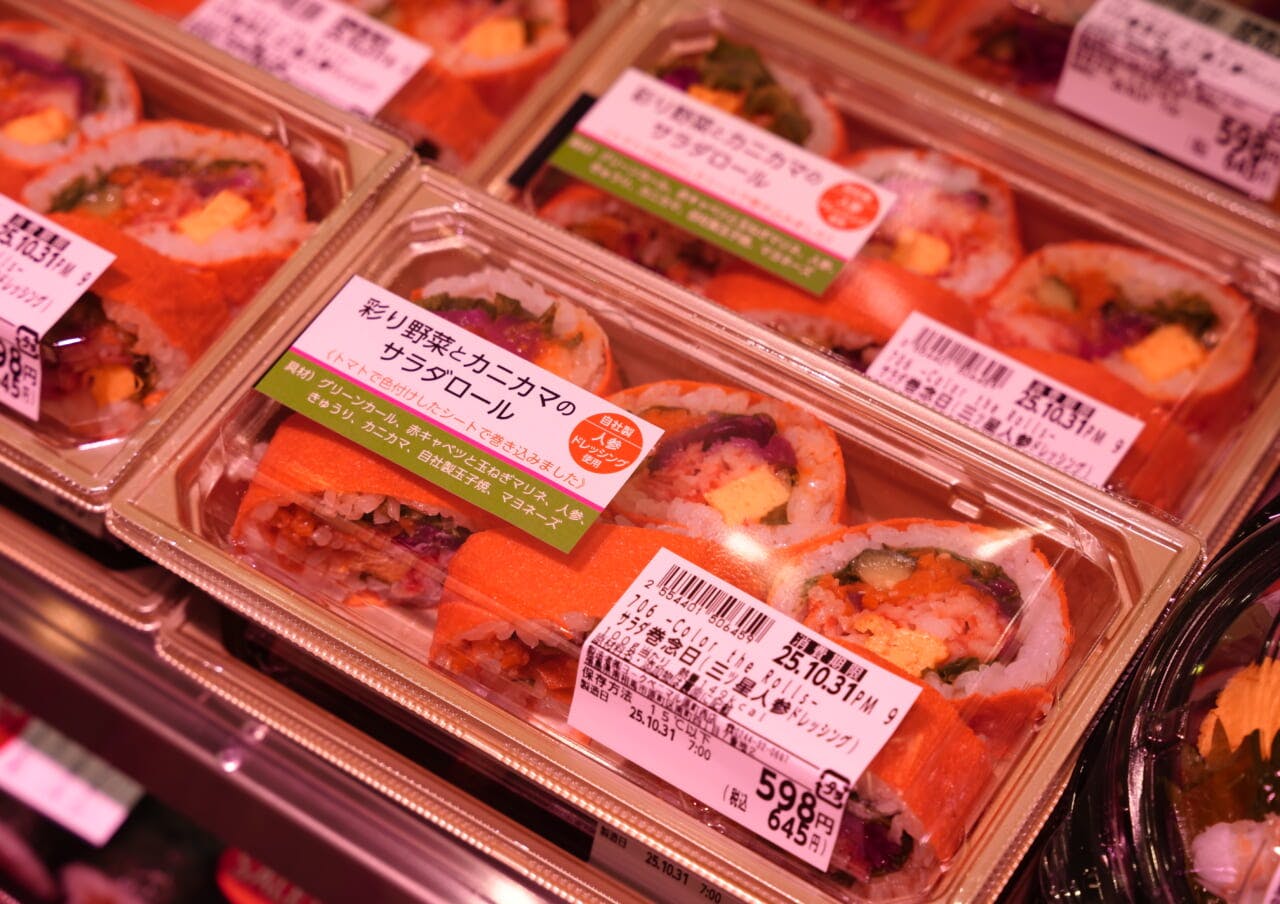 新商品「彩り野菜とカニカマのサラダロール」（598円）