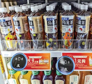 商品ポップにNFCタッチ端末を取り付けた例