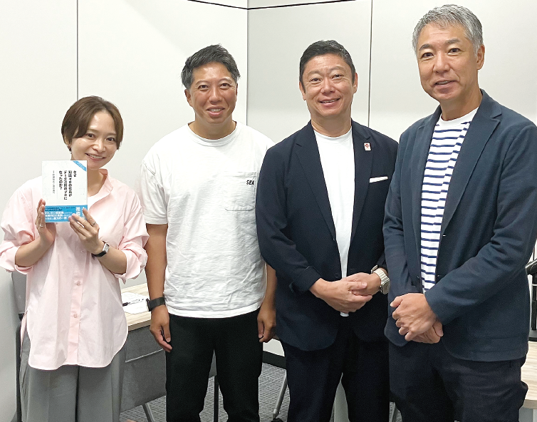 右から大丸松坂屋百貨店の林直孝氏、エイチ・ツー・オー リテイリング小山徹氏、サツドラホールディングス富山浩樹氏、フリーランスライター酒井真弓氏