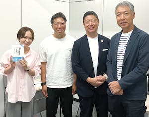 右から大丸松坂屋百貨店の林直孝氏、エイチ・ツー・オー リテイリング小山徹氏、サツドラホールディングス富山浩樹氏、フリーランスライター酒井真弓氏
