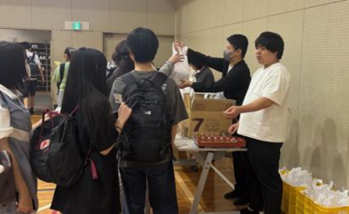 いなげやの非常食600食を東京都立砂川高等学校へ寄付している様子