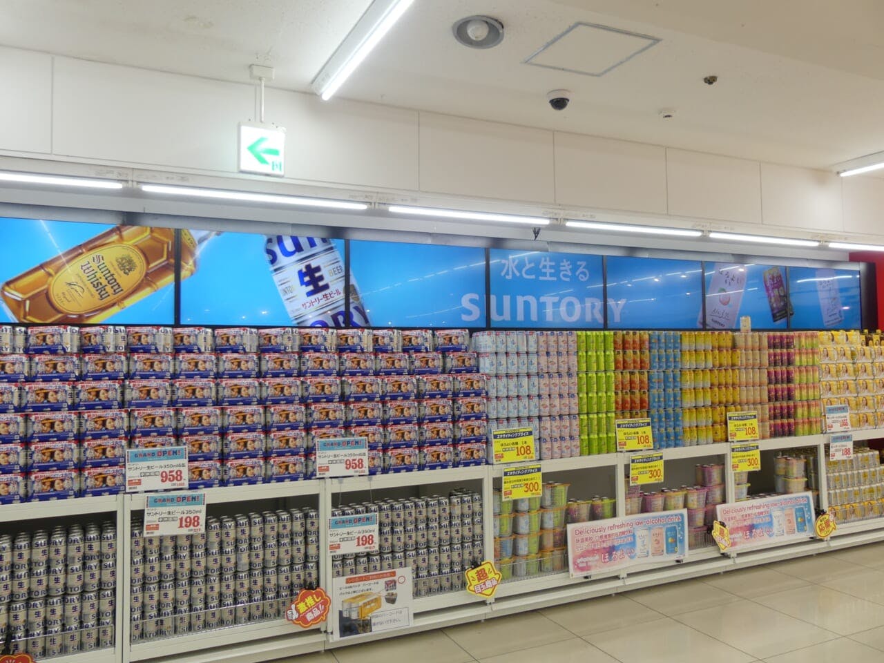 新フォーマットではデジタルサイネージの設置数を増やしている。花小金井店ではトライアルのSuCにおける平均設置数の約1.5倍の枚数を設置する