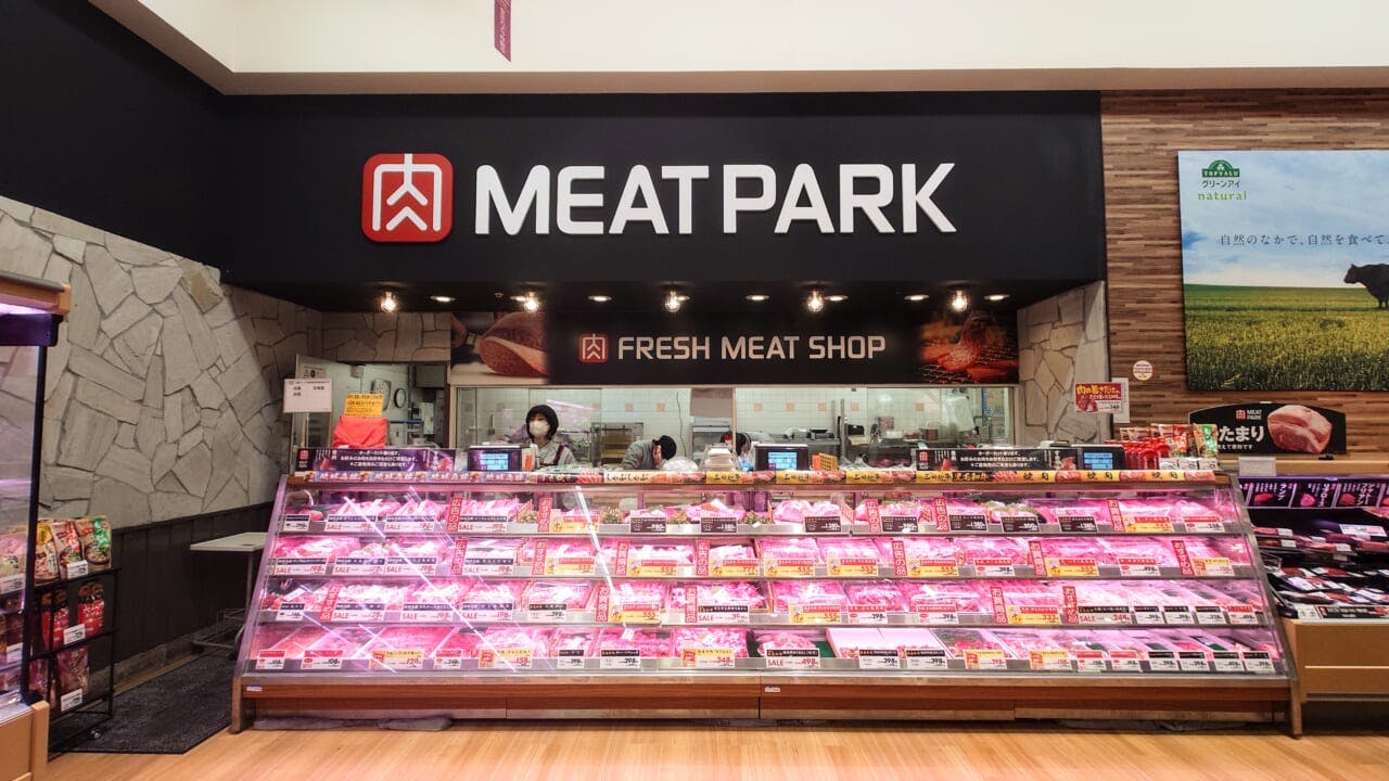 うす切り肉やステーキ肉、焼肉用商材、ホルモンなどを幅広く取り揃える対面売場