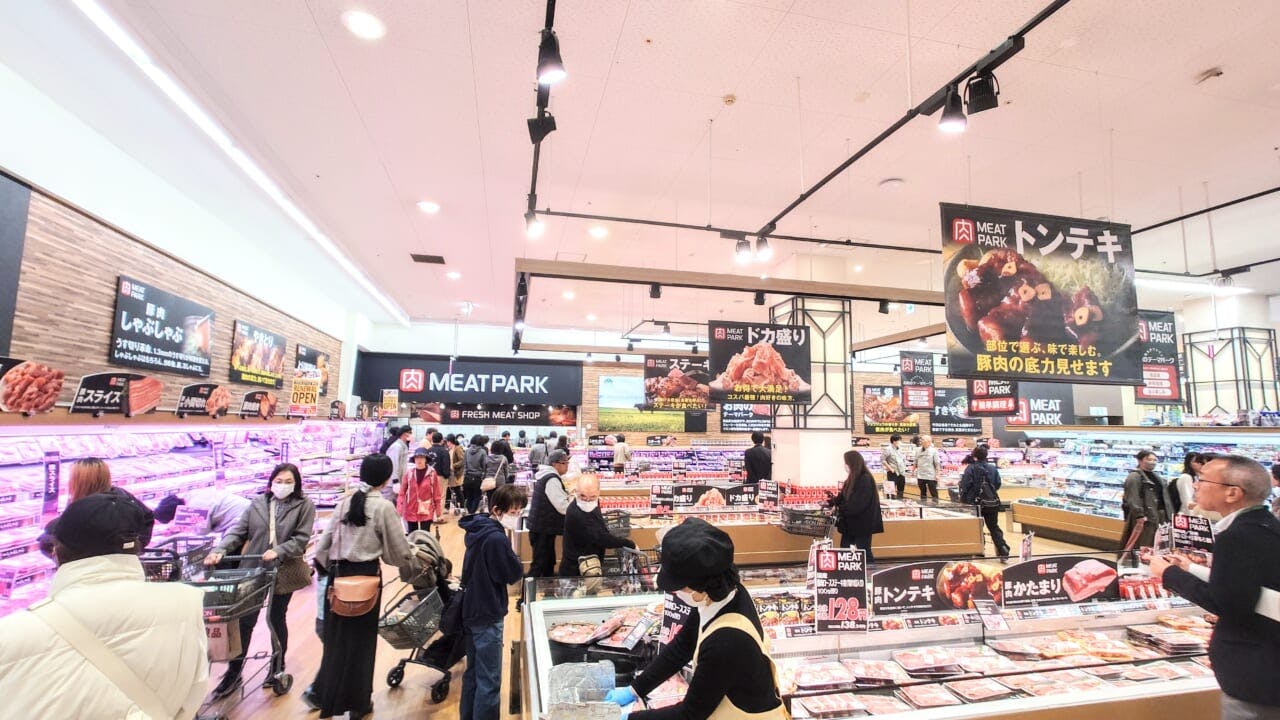 イオンリテール（千葉県）は10月30日、「イオンスタイル伊丹」（兵庫県伊丹市：以下、伊丹店）の畜産売場を「MEAT PARK（ミートパーク）」として改装