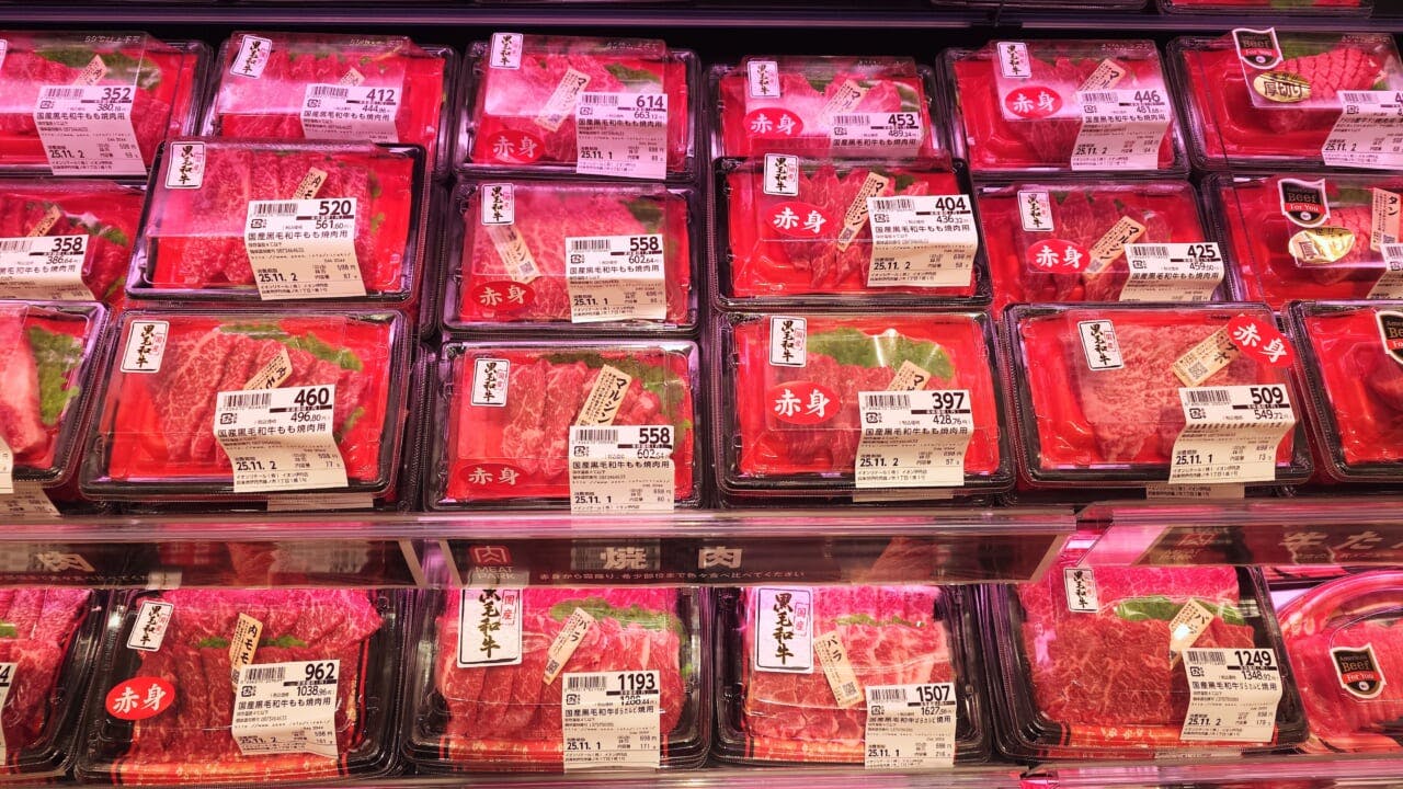 「焼肉ゾーン」では。少量パックも豊富に揃えることで、多様なニーズに応える。