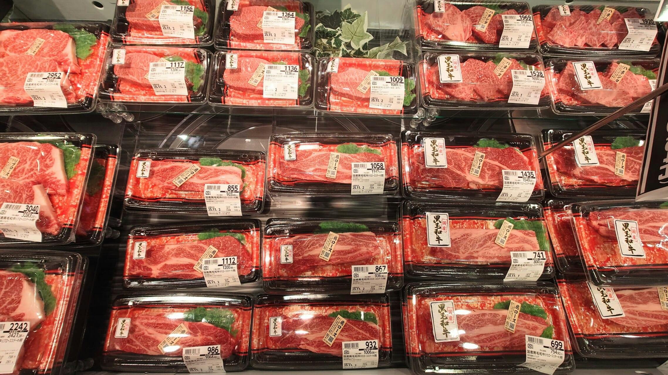 赤身・霜降り・希少部位など多彩な牛肉を揃える「ステーキゾーン」