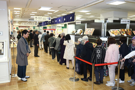 お歳暮商戦が始まり、日本橋三越本店のギフトセンターに並ぶ人たち