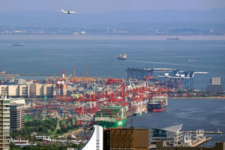 京港のコンテナ埠頭（ふとう）に停泊する貨物船（中央）