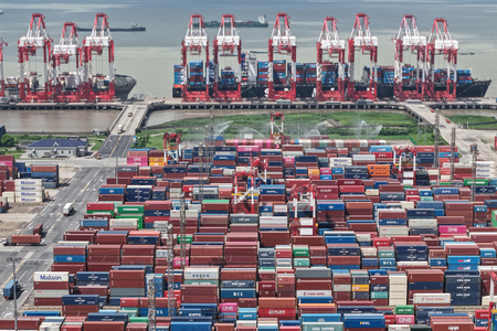 中国・上海のコンテナ埠頭