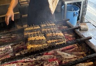 老舗うなぎ店「八ツ目や　にしむら」で調理されるうなぎ