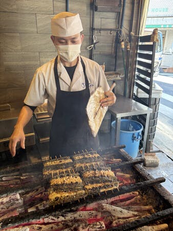 老舗うなぎ店「八ツ目や　にしむら」で調理されるうなぎ
