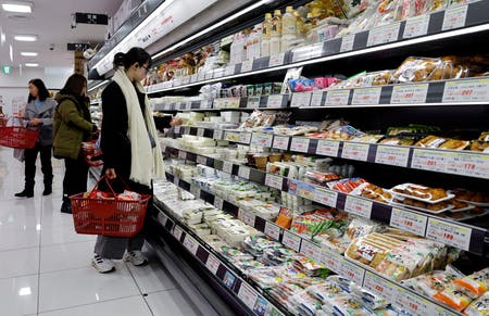 東京都内のスーパーで買い物する人たち